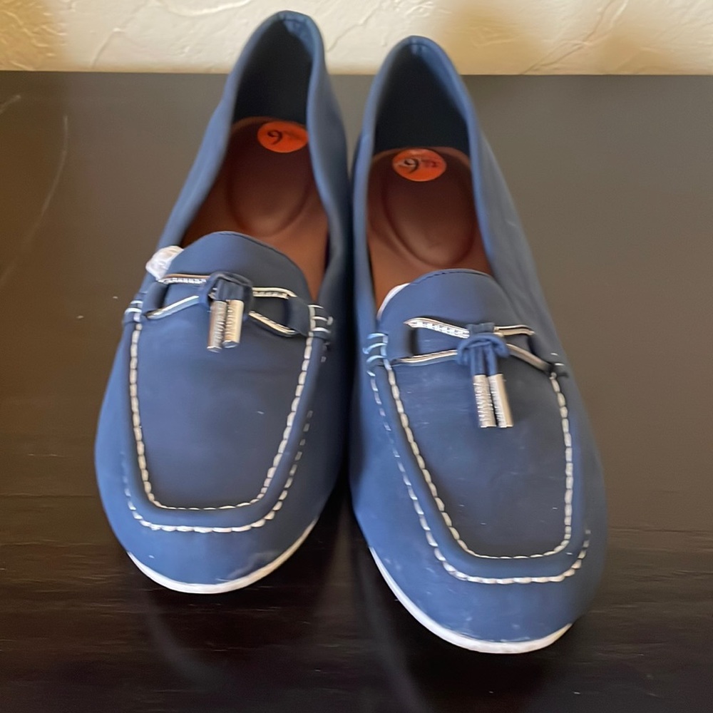 Nautica loafers size 9.5. Wore once. Fits my size 10M feet. Soft